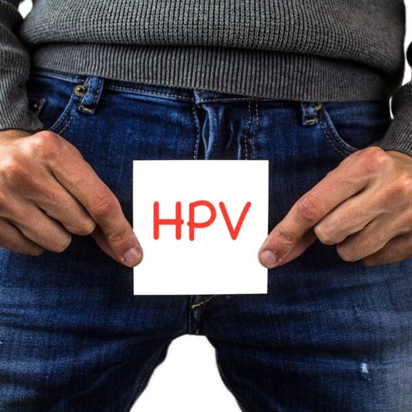 Prevenção do HPV em Homens Contextualização Empática A prevenção do HPV é um aspecto fundamental da saúde sexual masculina, especialmente considerando a prevalência e as possíveis complicações do vírus. Tomar medidas preventivas não é apenas uma questão de cuidado pessoal, mas também um ato de responsabilidade em relação aos seus parceiros. Compreender como você pode se proteger contra o HPV é um passo importante para manter uma vida sexual saudável e segura. Prevenção do HPV A prevenção do HPV em homens inclui a vacinação, que é recomendada para homens jovens e pode ser eficaz contra as cepas mais perigosas do vírus. Além disso , o uso consistente de preservativos durante as relações sexuais pode reduzir significativamente o risco de transmissão do HPV. Manter uma comunicação aberta e honesta com parceiros sexuais sobre o status de saúde sexual e histórico também é uma prática crucial para a prevenção. Checklist de Ações Práticas Vacinação: Informe-se sobre a vacina contra o HPV e considere vacinar-se, principalmente se estiver na faixa etária recomendada. Uso de Preservativos: Utilize preservativos de forma consistente para reduzir o risco de transmissão do HPV. Diálogo com Parceiros: Mantenha uma comunicação clara e honesta com parceiros sexuais sobre a saúde sexual e o histórico. Práticas Sexuais Seguras: Engaje-se em práticas sexuais seguras e responsáveis para minimizar o risco de transmissão. Exames Regulares: Realize exames de saúde sexual regularmente e discuta qualquer preocupação com um profissional de saúde.