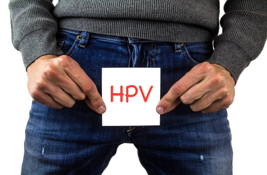Prevenção do HPV em Homens Contextualização Empática A prevenção do HPV é um aspecto fundamental da saúde sexual masculina, especialmente considerando a prevalência e as possíveis complicações do vírus. Tomar medidas preventivas não é apenas uma questão de cuidado pessoal, mas também um ato de responsabilidade em relação aos seus parceiros. Compreender como você pode se proteger contra o HPV é um passo importante para manter uma vida sexual saudável e segura. Prevenção do HPV A prevenção do HPV em homens inclui a vacinação, que é recomendada para homens jovens e pode ser eficaz contra as cepas mais perigosas do vírus. Além disso , o uso consistente de preservativos durante as relações sexuais pode reduzir significativamente o risco de transmissão do HPV. Manter uma comunicação aberta e honesta com parceiros sexuais sobre o status de saúde sexual e histórico também é uma prática crucial para a prevenção. Checklist de Ações Práticas Vacinação: Informe-se sobre a vacina contra o HPV e considere vacinar-se, principalmente se estiver na faixa etária recomendada. Uso de Preservativos: Utilize preservativos de forma consistente para reduzir o risco de transmissão do HPV. Diálogo com Parceiros: Mantenha uma comunicação clara e honesta com parceiros sexuais sobre a saúde sexual e o histórico. Práticas Sexuais Seguras: Engaje-se em práticas sexuais seguras e responsáveis para minimizar o risco de transmissão. Exames Regulares: Realize exames de saúde sexual regularmente e discuta qualquer preocupação com um profissional de saúde.