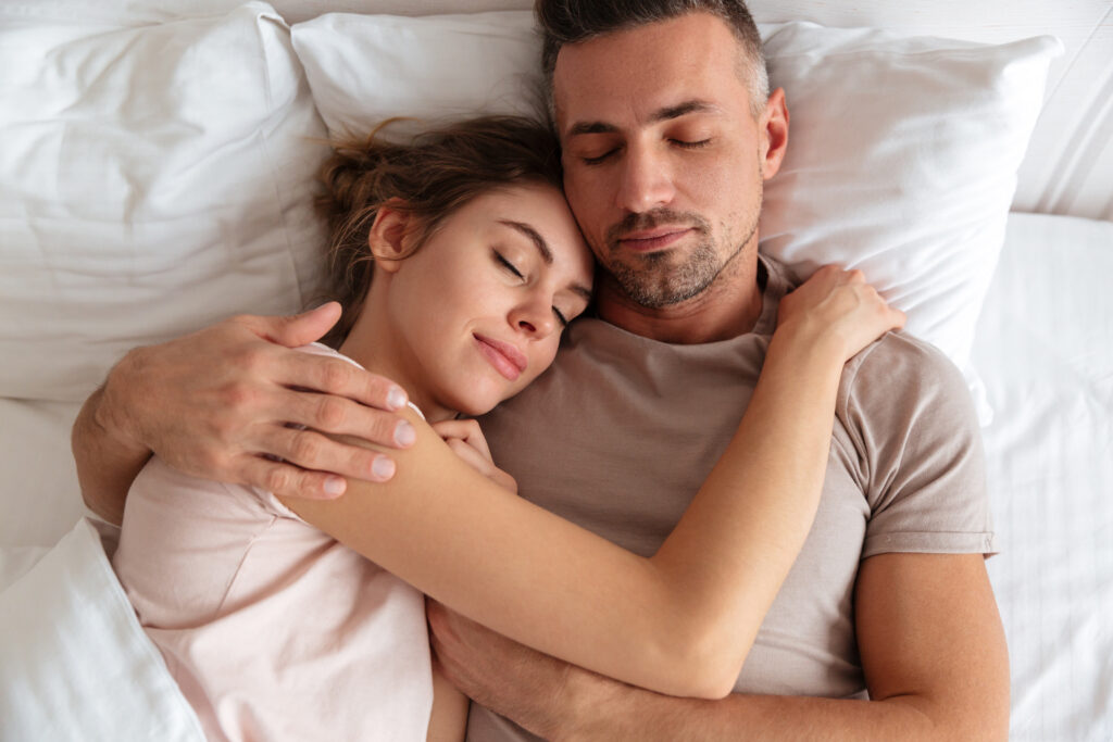 Casal durmindo e reservando tempo para que o corpo recupere a testosterona
